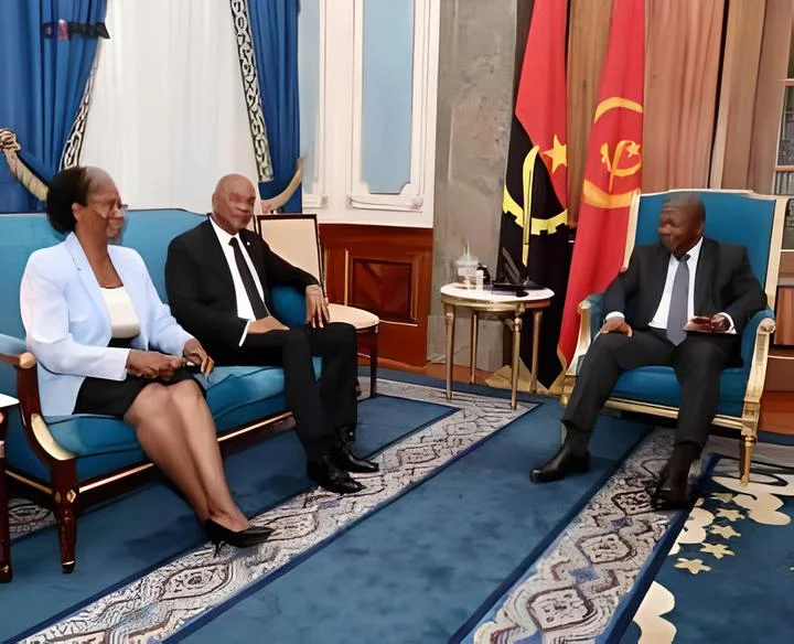 Reunião formal em Angola  lado esquerdo uma mulher e ao meio Adalberto Costa junior e lado direito João Lourenço  sentados em um ambiente luxuoso, discutindo temas importantes para o país.