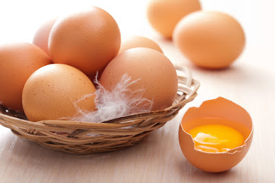 Cách phân biệt trứng gà bị tẩy trắng và trứng gà ta đơn giản