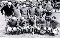 Selección de ESPAÑA - Temporada 1965-66 - Iríbar, Rivilla, Olivella, Luis Suárez, Reija y Zoco; Rifé, Del Sol, Marcelino, Carlos Lapetra y Gento - ESPAÑA 1 (Zaldúa), AJAX DE ÁMSTERDAM 2 (Cruyff y Prims) - 12/06/1966 - Partido de preparación del Mundial de Inglaterra - La Coruña, estadio de Riazor - Alineación: Iríbar (Betancort, 46'); Rivilla (Sanchís, 46'), Olivella (Gallego, 46'), Reija (Eladio, 46'); Del Sol (Pirri, 46'), Zoco (Glaría, 46'); Rifé (Villa, 46'), Luis Suárez (Adelardo, 46'), Marcelino (Zaldúa, 46'), Carlos Lapetra (Fusté, 46') y Gento (Peiró, 46')