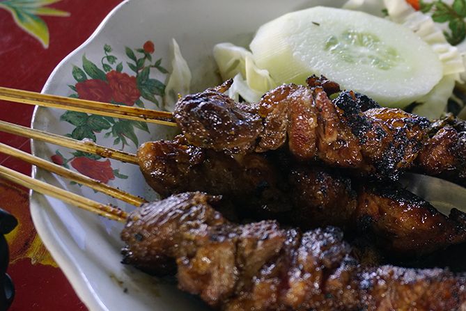 Menikmati santap siang sate kambing Mbak Bella