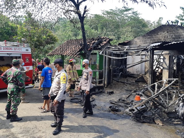 Bengkel Tambal Ban Terbakar gara - gara BBM Tumpah