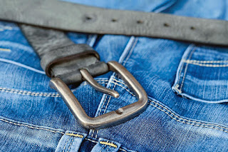 Hukum Laki-Laki Memakai Celana Jeans