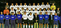 VALENCIA C. F. - Valencia, España - Temporada 2000-01- Bartual, Rubén Baraja, Amarilla, Albelda, Djukic, Angloma, Bjorklund, Diego Alonso, Pellegrino, Carew, Jonathan; Cañizares, Deschamps, Illie, Zahovic, Vicente, Gerard, Parri, Juan Sánchez, Milla, Angulo, Kily González. Palop; Romá (utillero), Ballesteros (fisiot), ayudante, Carboni, Mendieta, Pedro Cortés (presid.), Héctor Cúper (entrenador), Mario Gómez (2º entrenador), Jorge Candel (médico), Reig (fisiot.), Españeta (utillero) - Plantilla del VALENCIA C. F. en la temporada 2000-01, en la que se clasificó 5º en la Liga de 1ª División, con Héctor Cúper de entrenador