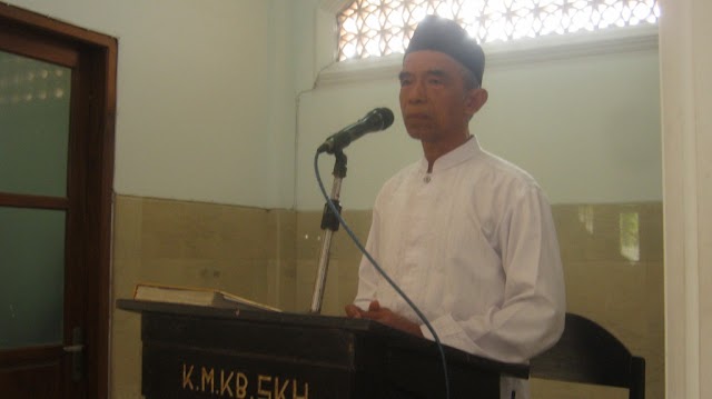 ANGGOTA KODIM 0726/SKH SHOLAT JUM'AT BERSAMA MASYARAKAT