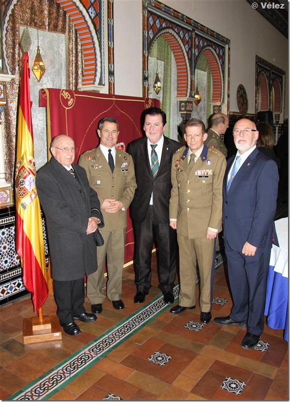 El coronel Rocha (izquierda) y el coronel Díz, con la comisión de la Cofradía