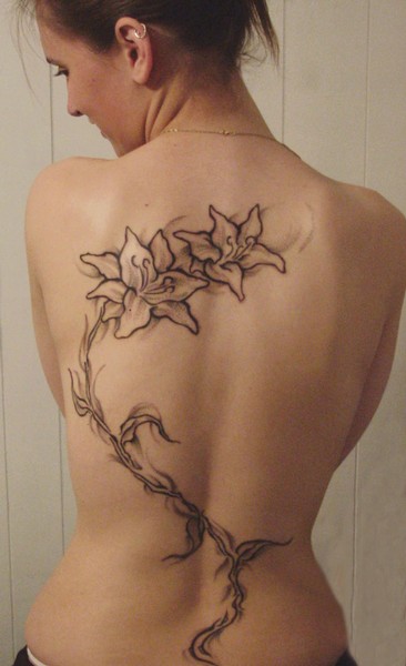 tattoo on back girl. flowers tattoos on ack.