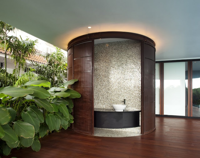Picture of round closed bathtub in the bathroom with vegetation