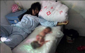 Feng Jianmei com o cadáver de seu filho abortado pela força