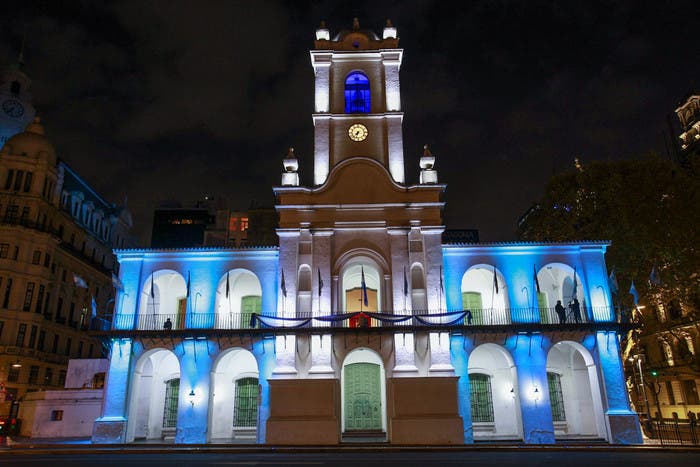 Monumentos y fachadas de edificios de Buenos Aires, iluminados en homenaje al Diez
