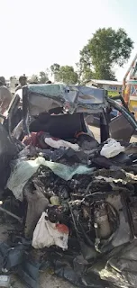 #JaunpurLive :   कार और ट्रक की सीधी भिड़ंत ,हादसे में 5 लोगों की मौत, कार को काटकर निकाले जा रहे शव।