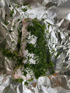 香草料理蒔蘿烤鮭魚次一道超簡單的鮭魚食譜,沒有失敗的空間呀！蒔蘿drill帶有類似小茴香的香味，但味道又更清晰，有安撫鎮定的效果。