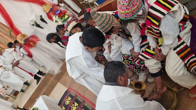Feier des Letzten Abendmahls in der Pfarrei San Pedro de Macha Bolivien