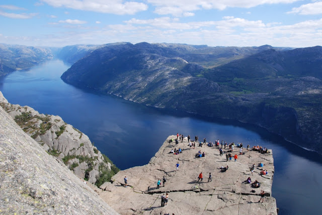 Batu Pulpit adalah tebing vertikal yang menggantung di atas Lysefjord 