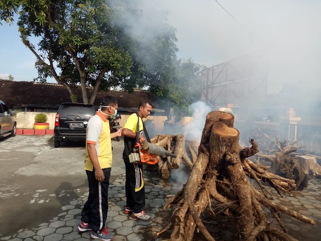 BANTU WARGA KORAMIL 03 BULU BERSAMA POLSEK, KECAMATAN, PUSKESMAS LAKSANAKAN GERAKAN PSN 