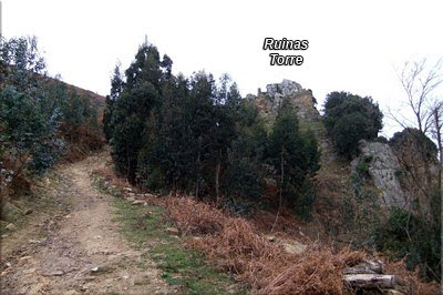 La pista nos lleva a las ruinas de la torre