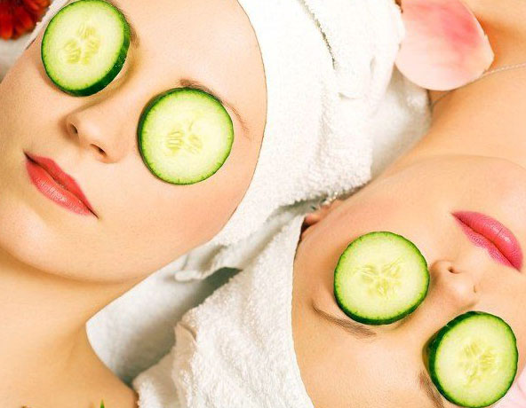 Is it effective to put cucumber on the eyes?