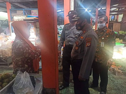 Kompol Aslori Pimpin Polsek Pakualaman Bagikan Masker dan Beri Himbauan di Pasar Sentul