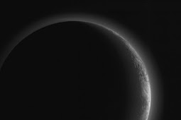 New Horizons Kirim Gambar Terbaru Pluto Dalam Bentuk Sabit