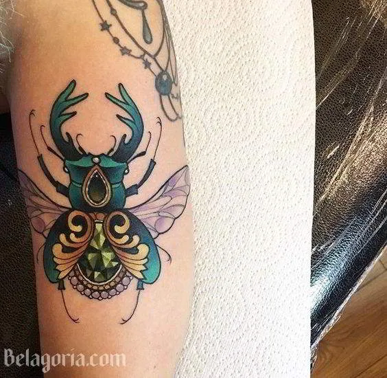 tatuajes de escarabajos para mujeres