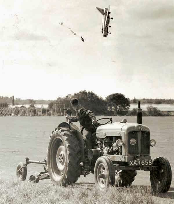 24 Rare Historical Photos That Will Leave You Speechless - Test pilot George Aird flying the English Electronic Lightning F-1. He had to eject himself out of the plane after losing control of it.