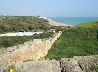 Blick von der Akropolis Selinunt Richtung Marinella. Ein größerer Parkplatz befindet am Eingang im Osten des Archäologischen Parks.