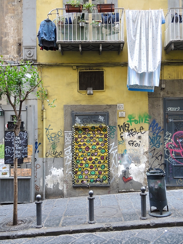 Napels: over handtassen en de via San Sebastian, Piazza Bellini en omgeving