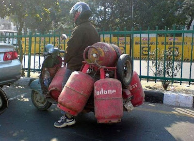Un scooter transporte des bouteilles de gaz, super dangereux !