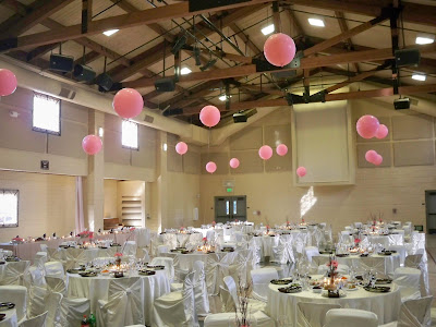 While Yuliya was set on using pink gerbera daisies for boutonniers 