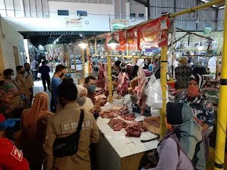 Satgas Pangan Kota Cirebon Sidak  Pasar Test Daging Sapi