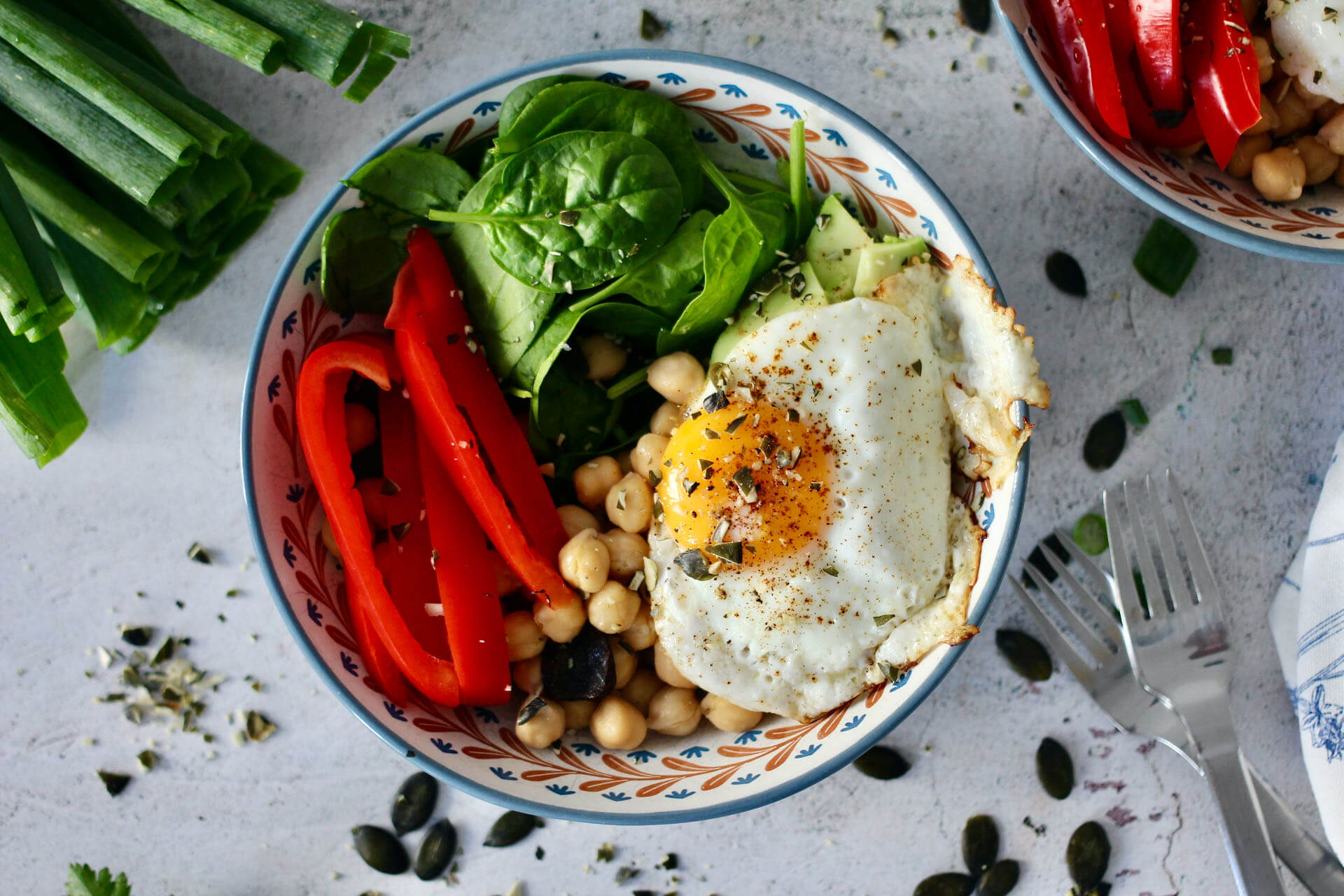 Pikante Frühstücksbowl mit Spiegelei und Gemüse