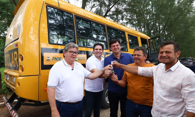 João Azevêdo entrega ginásio, ônibus, reforma de escola e autoriza obras de educação em São José de Princesa e Juru