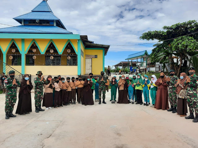 Sambut Bulan Suci Ramadhan, Satgas TNI Yonif 756/WMS Bersama Masyarakat Renovasi Masjid di Mappi