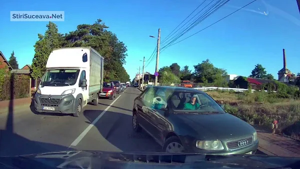 Șofer filmat depășind coloana de mașini pe linie continuă, amendat și lăsat fără permis de polițiștii suceveni