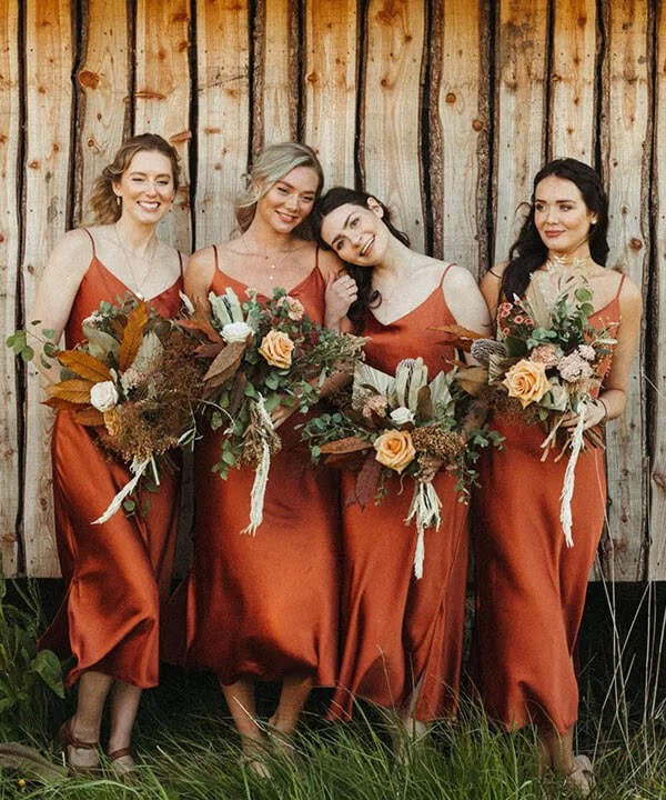 Vestido terracota: modelos para madrinhas de casamento e convidadas