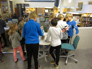 vernissage av utställningen Tangram på Hagaskolans bibliotek