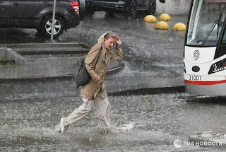 Regenschauer und Gewitter in Moskau