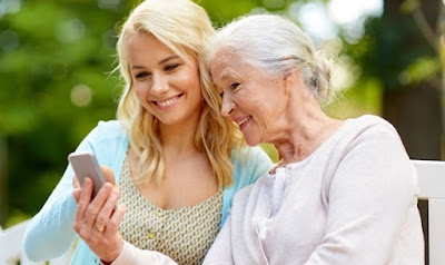 cara pilih smartphone untuk hadiah orang tua