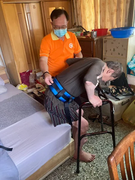 ▲受照顧者身上配戴簡易型移位腰帶，可讓居服員更為輕鬆省力。（中分署提供）