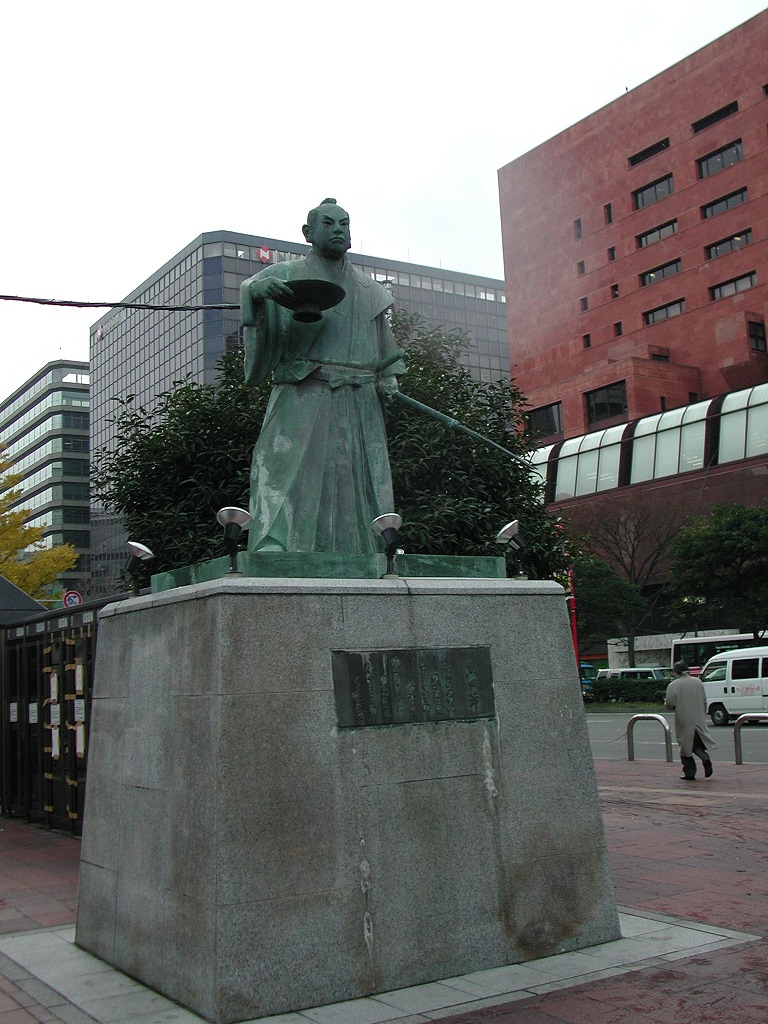 文化学科へようこそ 博多駅前広場の彫刻