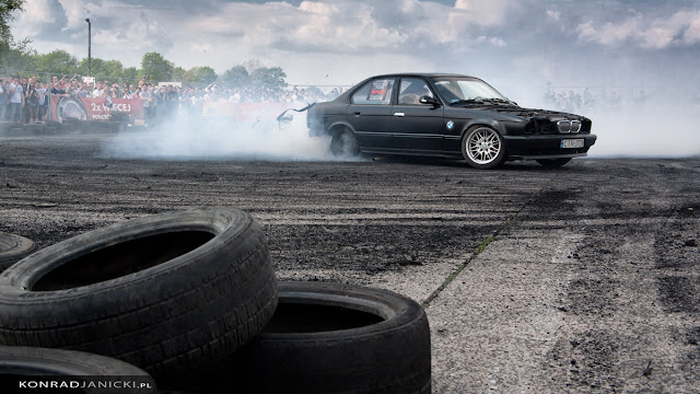 Majówka z BMW Toruń - bmw e34 czarne palenie gumy