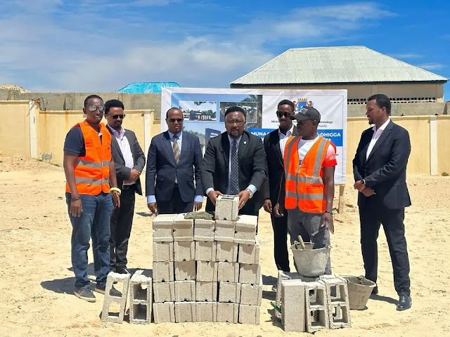 Wasiirka Isgaarsiinta iyo Teknoolojiyadda Jaamac Xasan Khaliif ayaa maanta si rasmi ah u dhagax-dhigay dhismaha Xarunta
