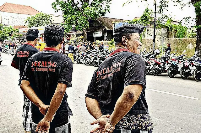 
Potret Toleransi Umat Beragama : Saling Jaga saat Salat Idulfitri di Karangasem dan Kota Mobagu
