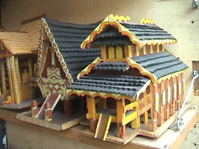  Kerajinan  Miniatur Rumah Adat dari  Limbah Kayu 