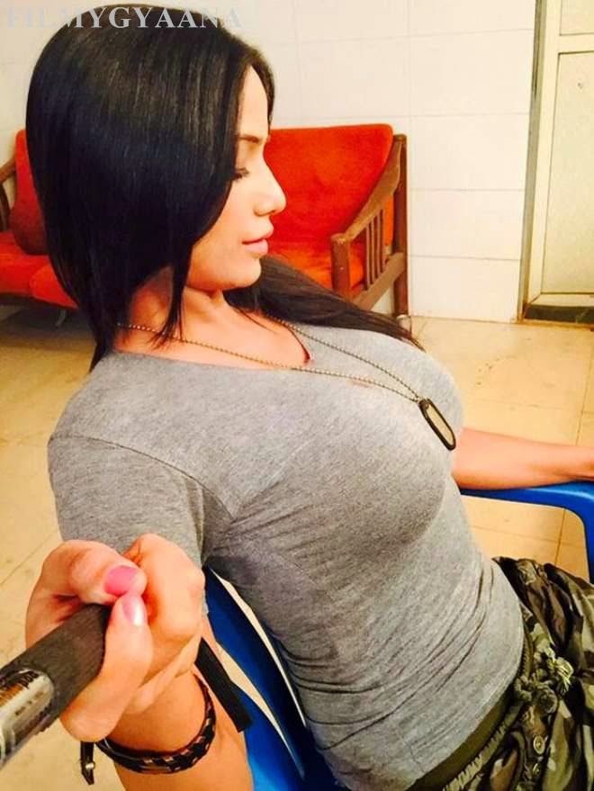 Most Beautiful Poonam Pandey's Hot Unseen Selfies Exposing Her Huge big Cleavage in tight grey top