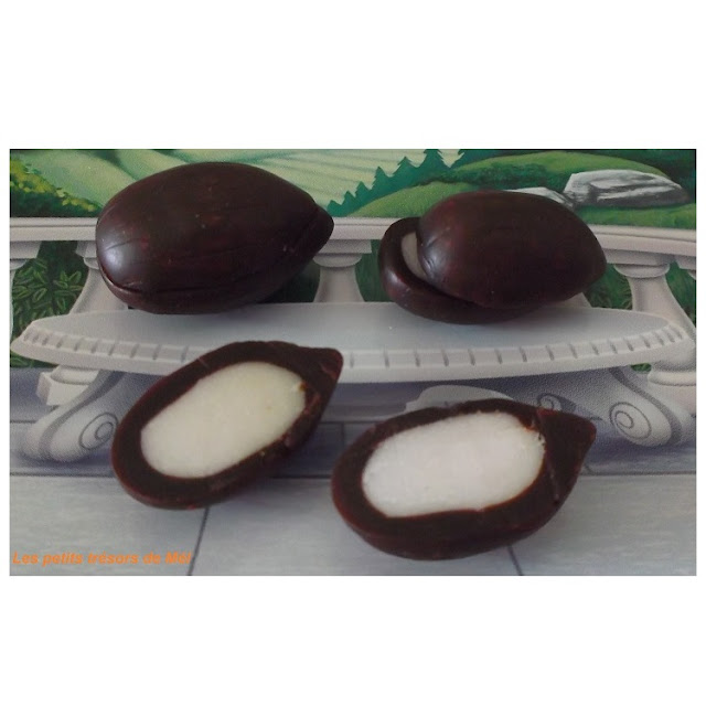 Six moitiés de noix de coco modelées en pâte polymère.