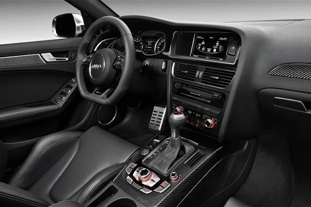 Nova Audi RS4 Avant 2013 - interior