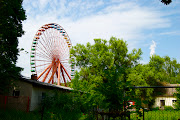 When we arrived at the amusement park the first thing we saw was the giant . (dsc )