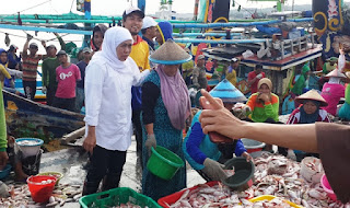 Hari Pertama Kampanye, Khofifah Berdialog Bersama Nelayan Lamongan