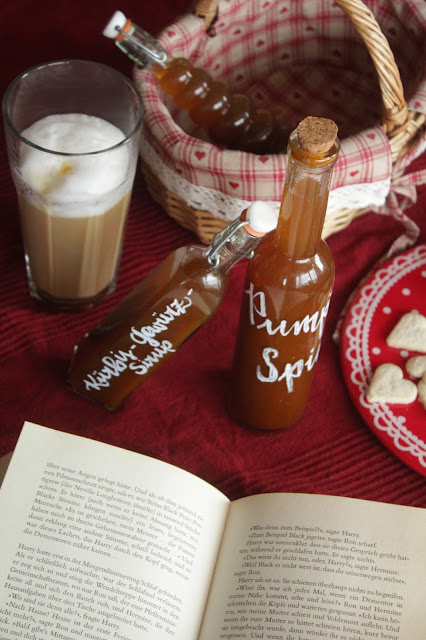 Pumpkin-Spice-Latte? Mit selbstgemachtem Sirup! | https://kuechenliebelei.blogspot.com/2017/11/kurbis-gewurz-sirup.html