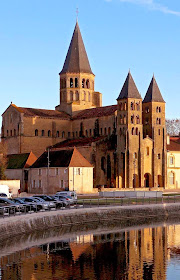 Paray-le-Monial é um fiel exemplo do estilo românico das abadias de Cluny